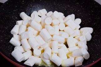 加入棉花糖，继续小火炒至棉花糖融化