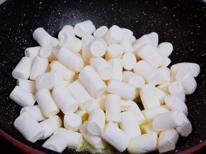 加入棉花糖，继续小火炒至棉花糖融化