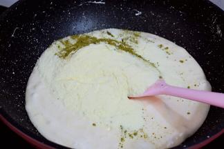 加入奶粉和抹茶粉，翻拌均匀后关火
