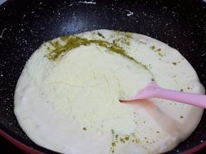加入奶粉和抹茶粉，翻拌均匀后关火