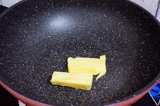 锅中放入黄油，小火炒至黄油融化