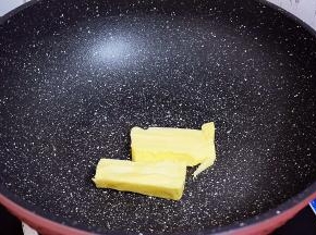 锅中放入黄油，小火炒至黄油融化