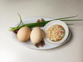  准备好食材，两只鸡蛋，少许虾皮，两根葱