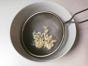 虾皮洗净沥干水