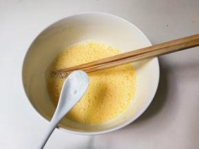 鸡蛋打入碗中打散均匀，放少许盐