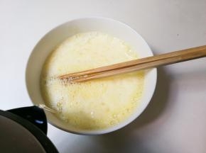 放入是鸡蛋的两至三倍的温开水，再次打散均匀，过滤两遍