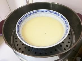 蒸锅水开，放入鸡蛋液蒸八分钟焖三分钟