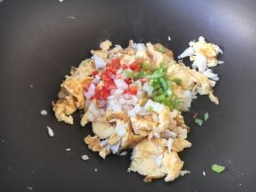 最后撒上青红椒、洋葱碎，翻炒均匀，即可出锅。