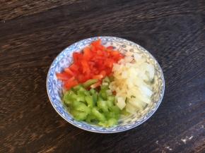 青红椒、洋葱切丁备用。