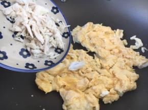 放入螃蟹肉，翻炒均匀。