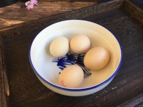 准备4个鸡蛋。