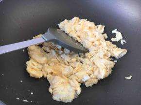 锅热后放入适量的油，油温五、六成热时放入蛋液，将鸡蛋炒熟，盛出备用。