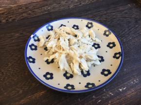 将剥好的螃蟹肉装盘备用。