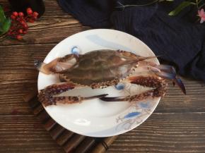 螃蟹1只，用牙刷刷一下表面的泥土，再用清水清洗干净，掰开肚脐，塞少许的花椒粒和1片姜，放入蒸锅的篦子上，大火蒸开，上气后改中火蒸15分钟左右。
螃蟹不可与红薯、南瓜、蜂蜜、橙子、梨、石榴、西红柿、香瓜、花生、蜗牛、芹菜、柿子、兔肉、荆芥、甲鱼同食，会导致食物中毒；吃螃蟹不可饮用冷饮，会导致腹泻。