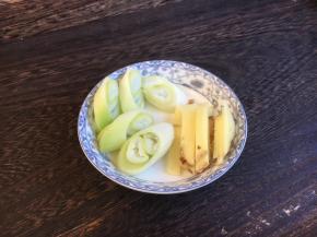 葱切段、姜切片，备用。