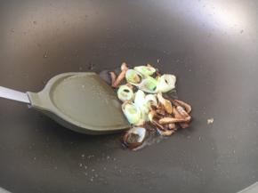 热锅凉油，放姜片、葱段，炒出香味，铲出葱姜不要了，留油备用。