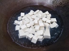 锅里烧水，水沸放入豆腐焯水一分钟。