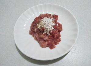 瘦肉剁成肉末，然后放入胡椒粉和淀粉拌匀。