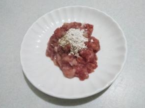 瘦肉剁成肉末，然后放入胡椒粉和淀粉拌匀。