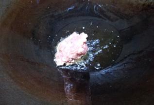 热锅倒入适量的食用油，油熟放入肉末。
