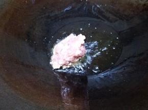 热锅倒入适量的食用油，油熟放入肉末。