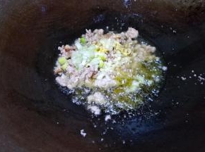 放入葱姜蒜末炒香