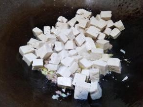倒入豆腐