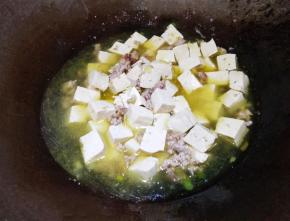 放入适量的水，盖上锅盖烧。