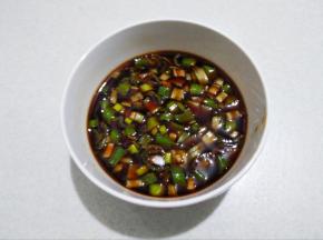 取一小碗调勾芡的汁儿，碗里放入少许老抽，少许花椒粉，少许鸡精，少许淀粉，葱花，适量的清水，搅拌均匀。