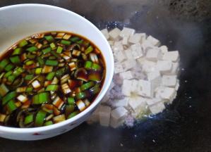 锅里水烧干，勾芡。