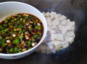 锅里水烧干，勾芡。