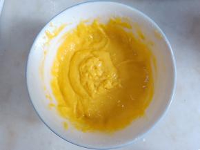 加入过筛好的低筋面粉，画Z字混合至看不见干粉。