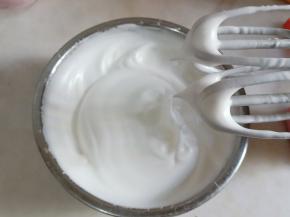 蛋清加几滴白醋，分三次加细砂糖打至干性发泡。即轻轻提起打蛋器可以拉出直立的小尖角状态。