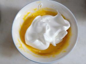 将三分之一蛋白霜加入蛋黄糊翻拌均匀。