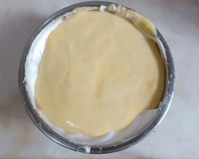 再将蛋黄糊倒回剩余的蛋白霜，翻拌均匀。