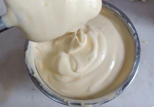 拌好的面糊呈飘带状。