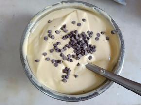 加入巧克力豆翻拌几下拌匀。