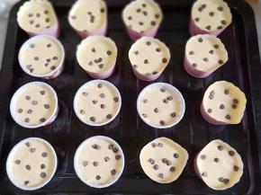 装入纸杯中 八分满。