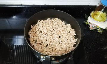 不粘锅热油，放入肉末炒至变色