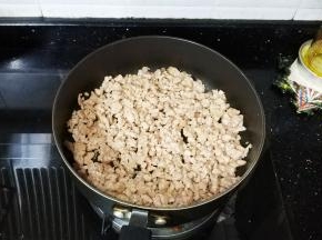 不粘锅热油，放入肉末炒至变色