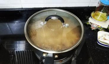 盖上盖子转小火焖十五分钟