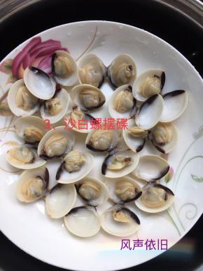 把开壳的螺夹起来，看下有没有泥沙，有泥沙就用清水冲洗干净，摆碟。