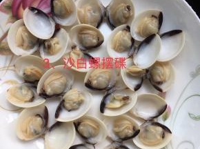 把开壳的螺夹起来，看下有没有泥沙，有泥沙就用清水冲洗干净，摆碟。