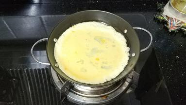 鸡蛋打散，放入锅里煎成蛋皮