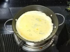 鸡蛋打散，放入锅里煎成蛋皮