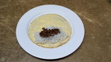 拿出蛋皮，放入饭和卤肉