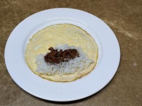 拿出蛋皮，放入饭和卤肉