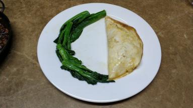 盖上蛋皮，摆上青菜