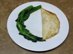 盖上蛋皮，摆上青菜
