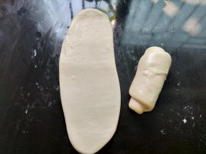 擀成牛舌状，卷起来
